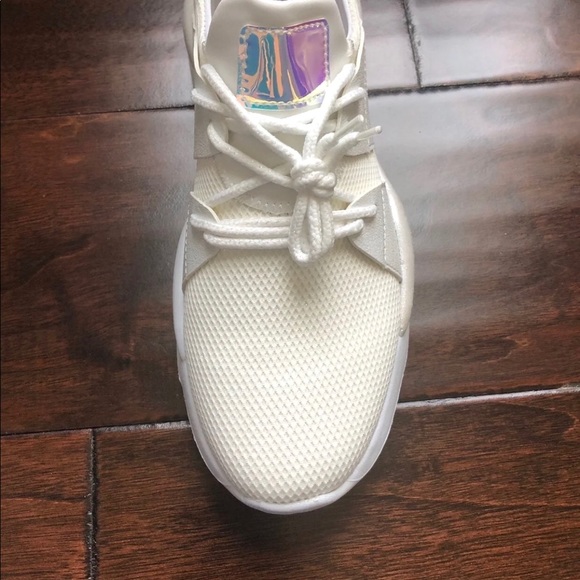 ‼️PRICE IS FIRM‼️Women’s cream white sneakers - Picture 3 of 5